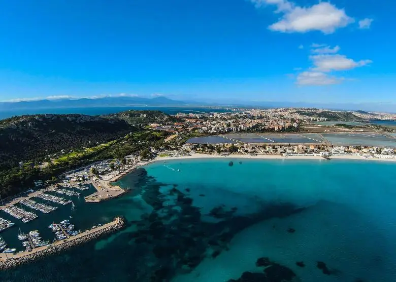 Vista aerea del Poetto con Marina Piccola e le saline