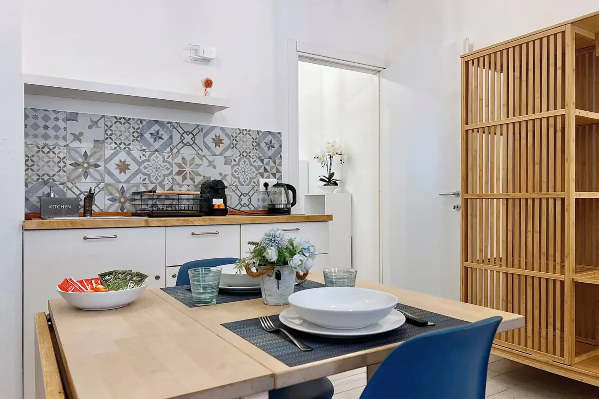 Tavolo da pranzo e angolo cottura