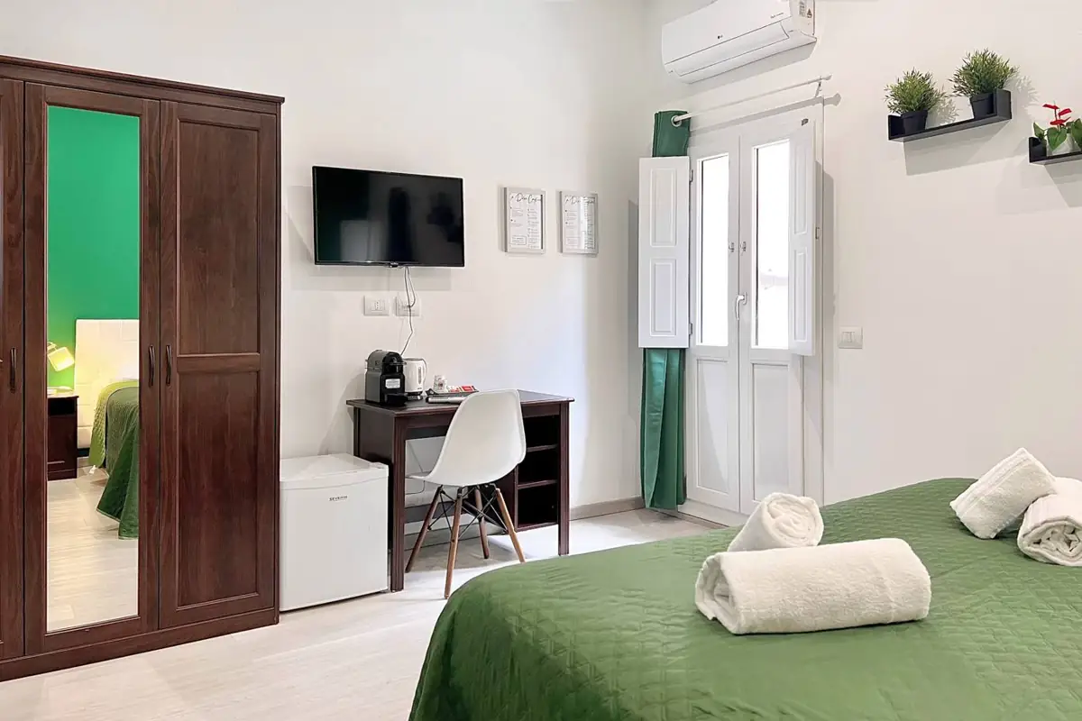 Scrivania, TV e frigobar