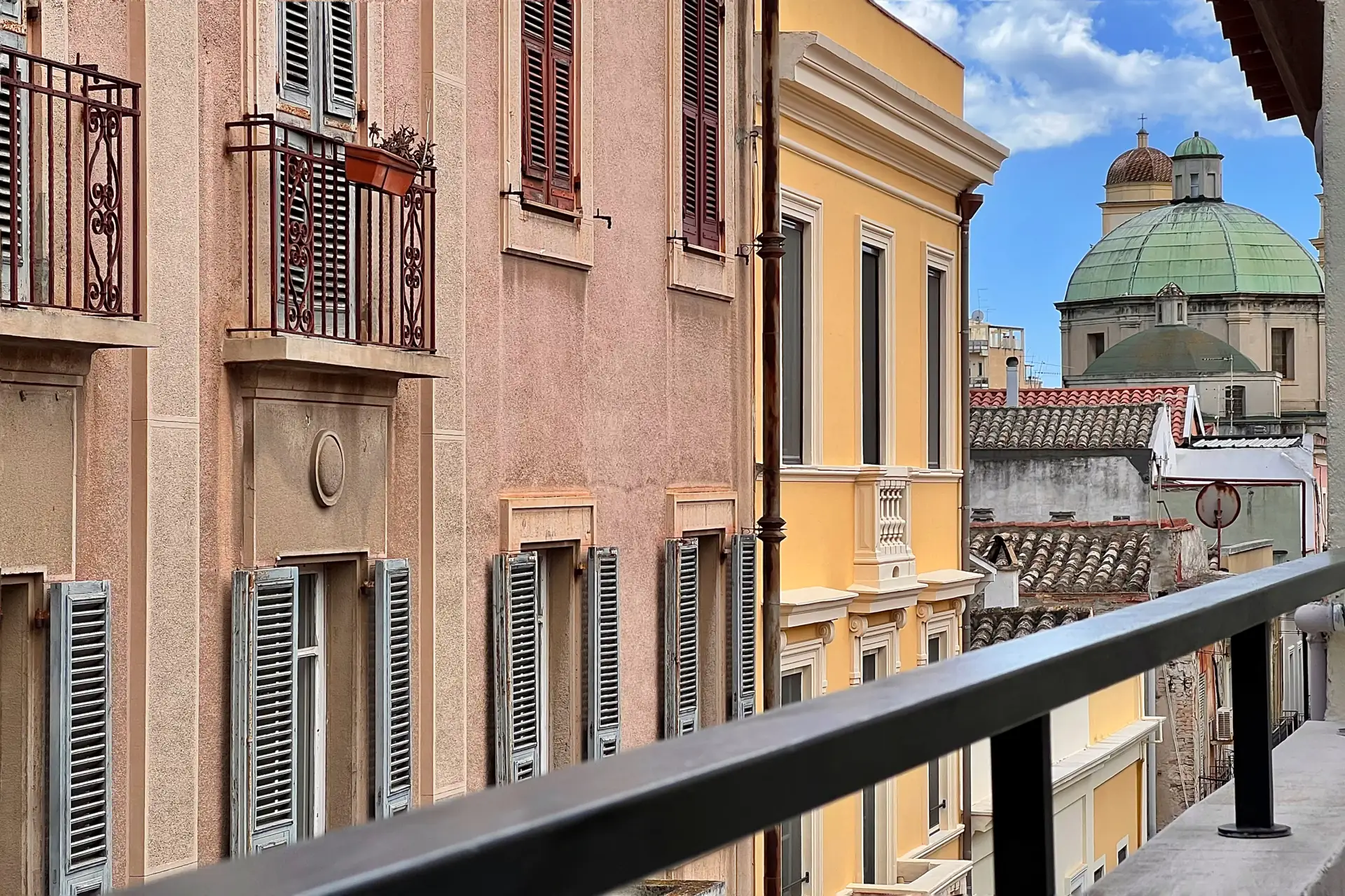 Vista sui tetti e sulla cupola del centro storico di Cagliari dalla terrazza di La Dolce Cagliari