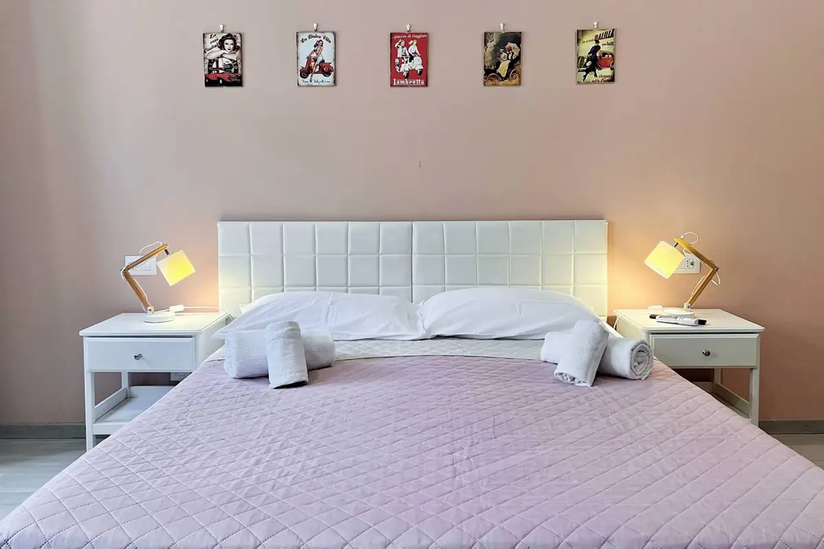 Letto con poster d'epoca