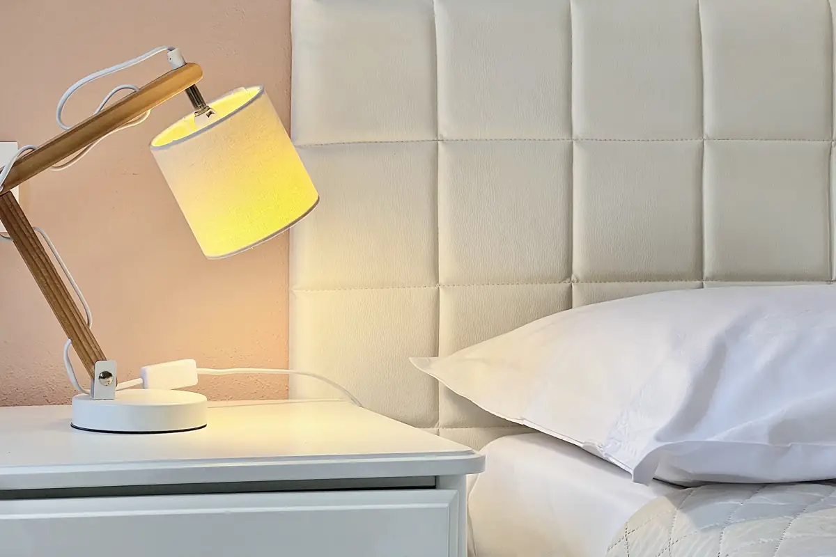 Lampada sul comodino
