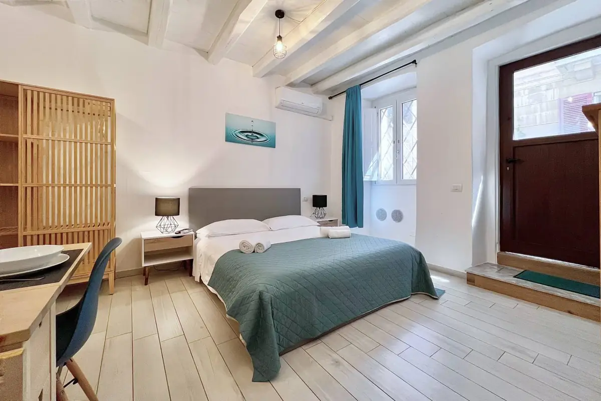 Letto matrimoniale e finestra