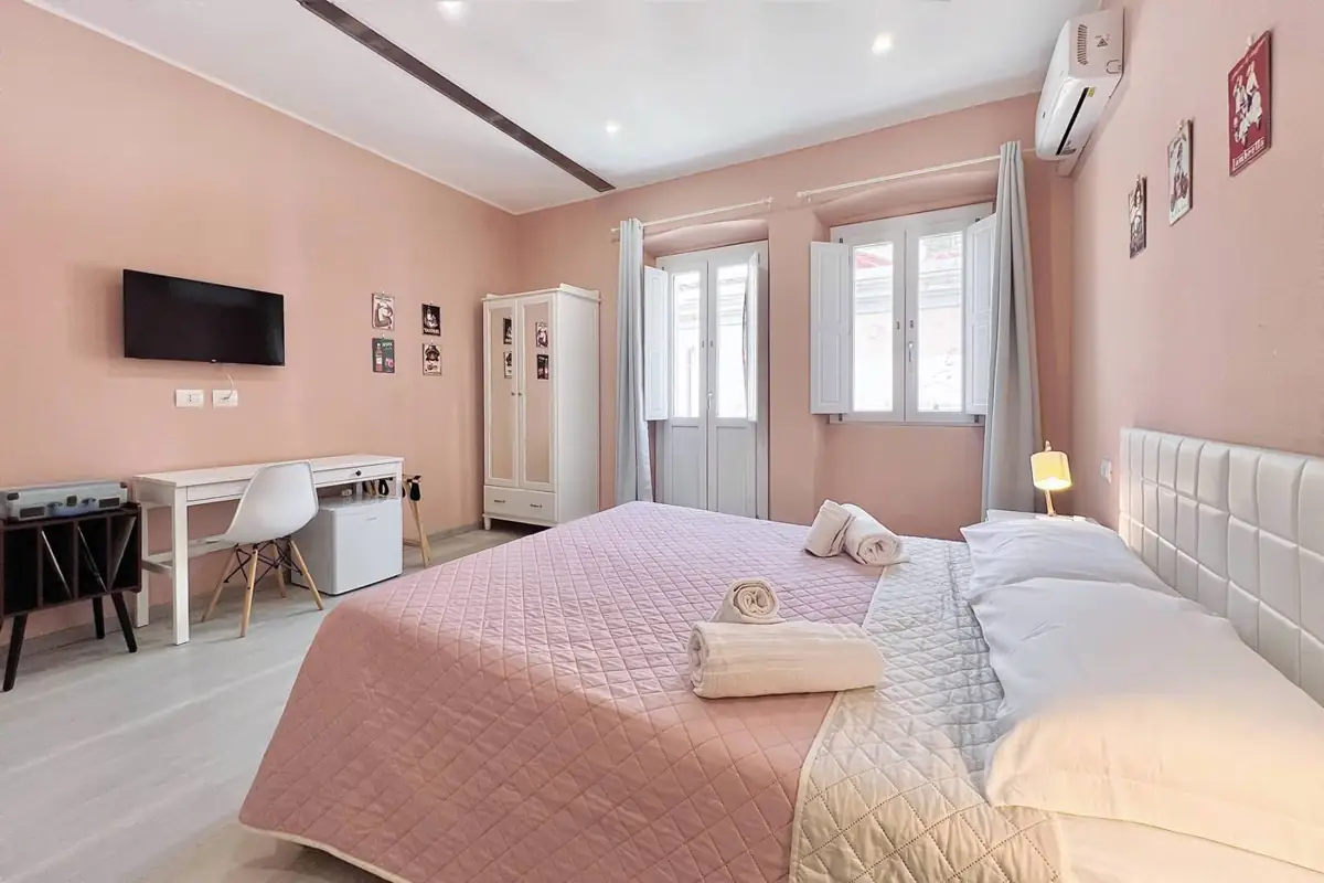 Letto matrimoniale e finestre